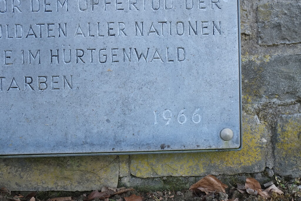Bild 9: Tafel im Eingangsbereich der sogenannten "Windhund-Anlage" neben der Kriegsgräberstätte Vossenack mit der 2016 eingravierten Jahreszahl 1966 (Aufnahme vom 21.04.2016).