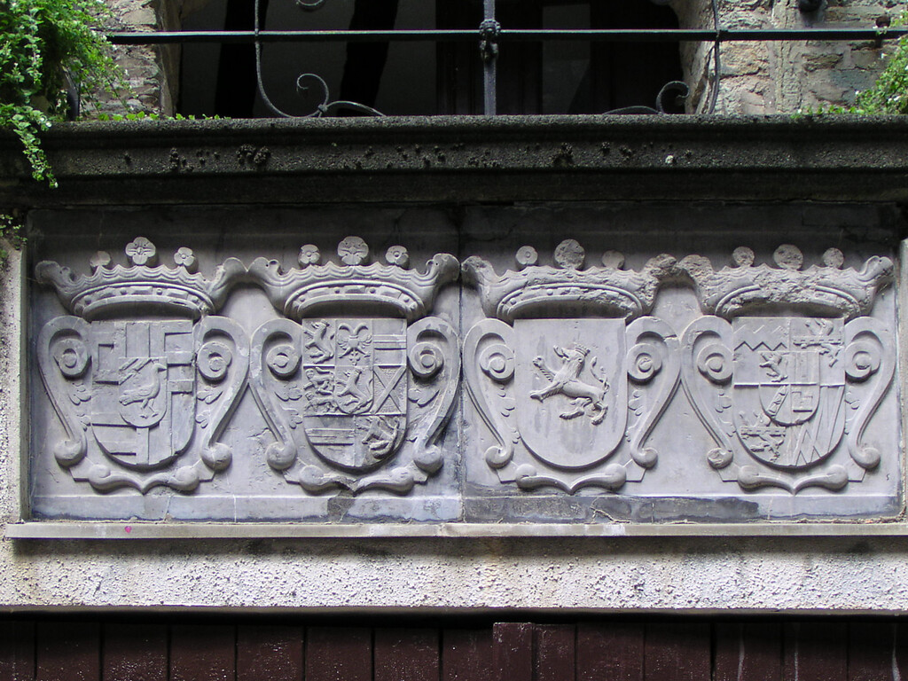 Wappenstein an der Westseite vom Innenhof auf Burg Runkel (2003)