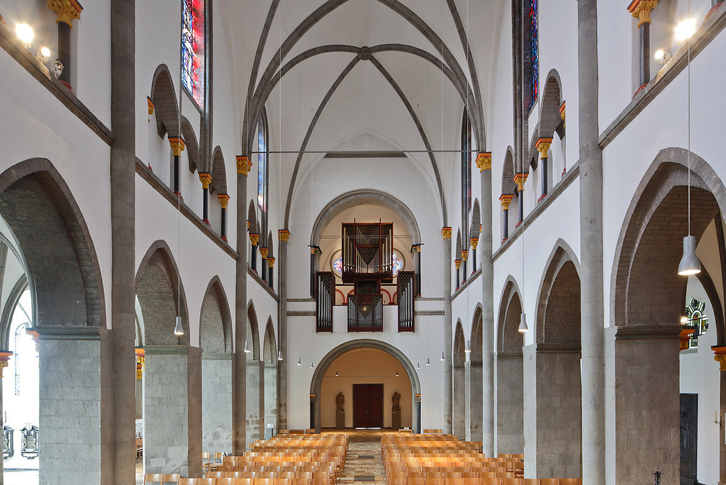 Münster St. Vitus in Mönchengladbach, Blick durch das Langhaus nach Westen (2012)