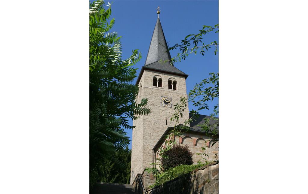 Aus dem 12. Jahrhundert stammen Turm und Mittelschiff der Basilika St. Peter im Ortskern von Herchen (2022)