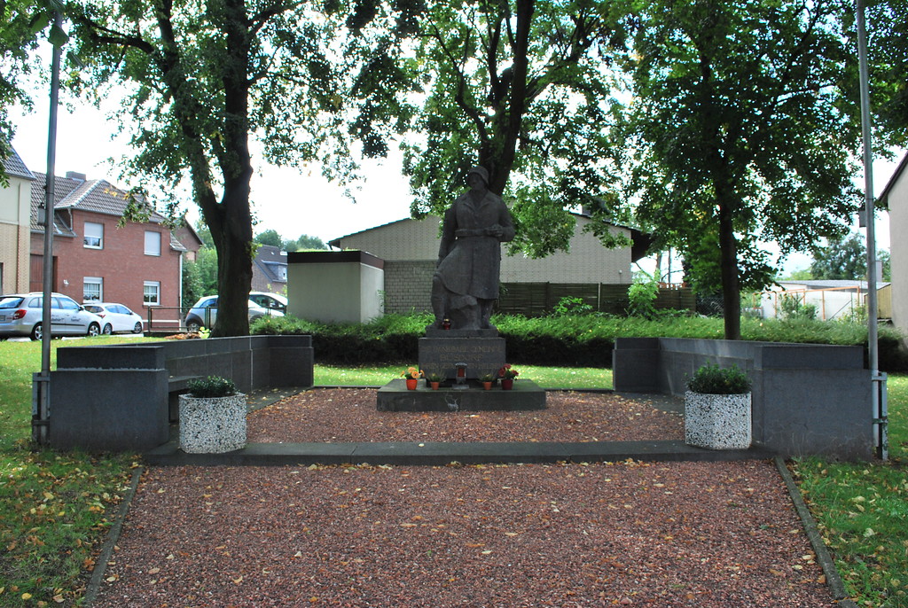 Denkmal für die Gefallenen des Ersten und Zweiten Weltkriegs, errichtet um 1930 (2014)