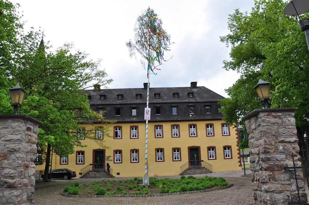 Herrenhaus des Vellerhofs mit davor liegendem Eingangsbereich (2014)