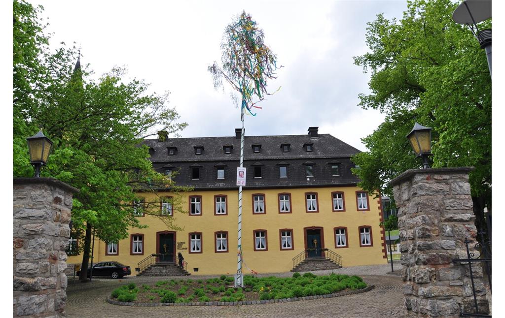 Herrenhaus des Vellerhofs mit davor liegendem Eingangsbereich (2014)