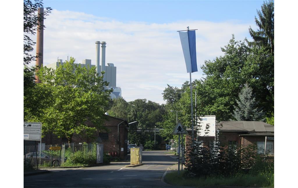 Pforte, Betriebsgebäude und Schornsteine der Brikettfabrik Frechen an der Dürener Straße (2014)