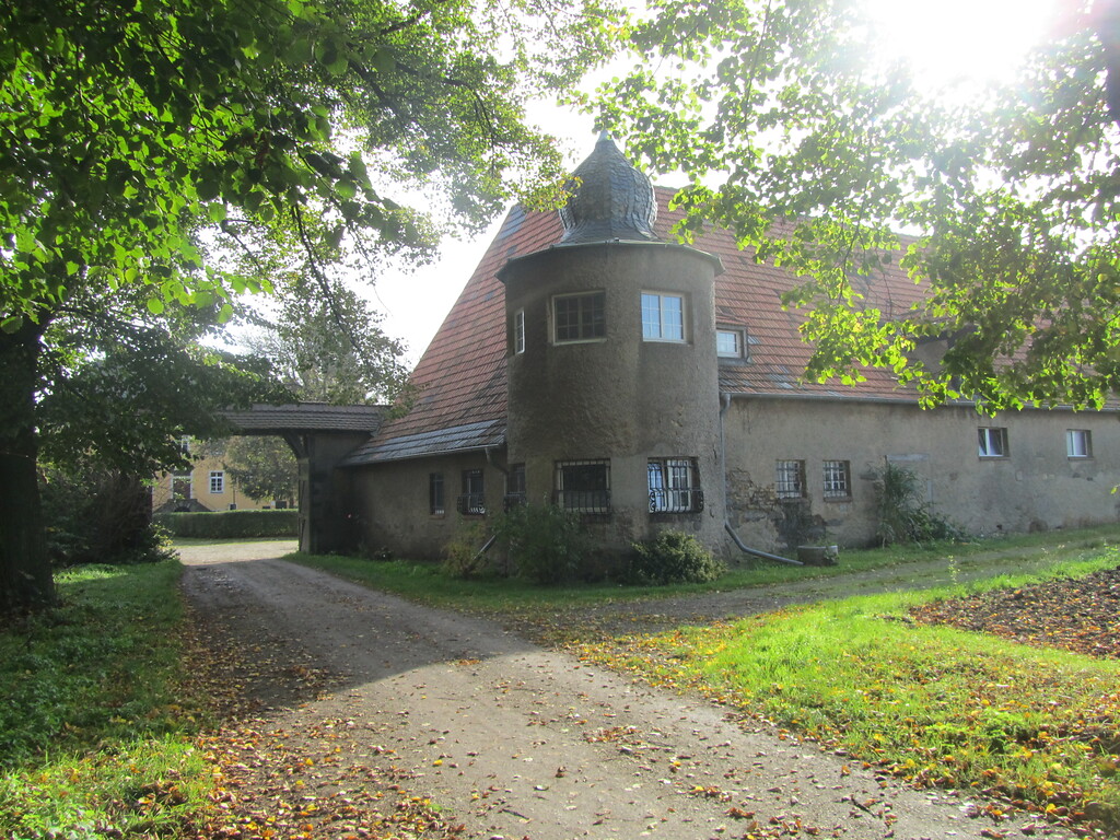 Zweigeschossiger Rundturm mit Schweifhaube an der Nordecke der Vorburg von Burg Müttinghoven (2014)