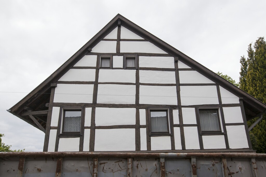 Wohnhaus mit Nebengebäuden - Holzweilerstraße 38 in Erkelenz-Keyenberg (2019)