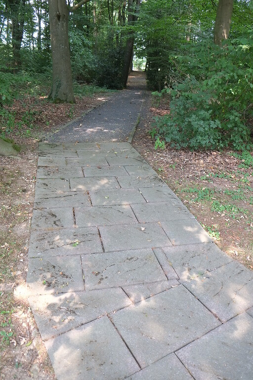 Bild 12: Der 1990 geschaffene Verbindungsweg zwischen der Kriegsgräberstätte Vossenack und der "Windhund-Anlage", aufgenommen von der Kriegsgräberstätte aus (Aufnahme vom 28.07.2018).