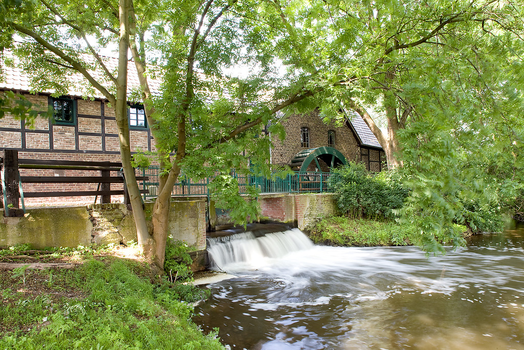Sindorfer Mühle, Blick auf Wehr und Wasserrad