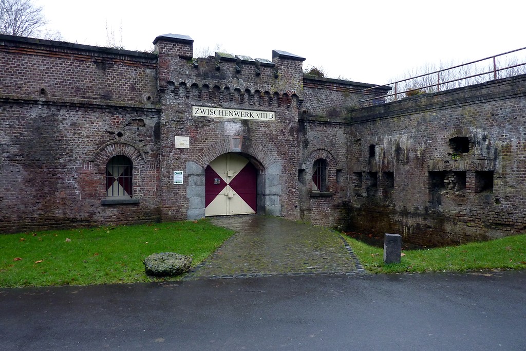 Eingang zum Zwischenwerk VIIIb des äußeren preußischen Festungsgürtels in Köln (2014)
