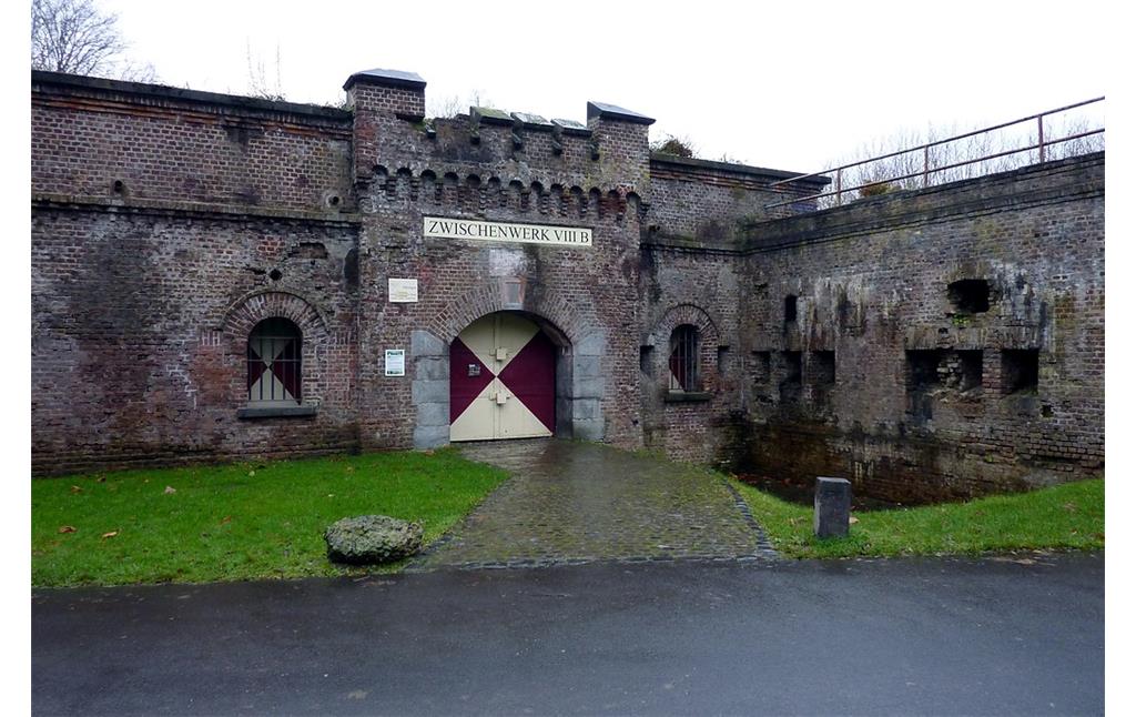 Eingang zum Zwischenwerk VIIIb des äußeren preußischen Festungsgürtels in Köln (2014)