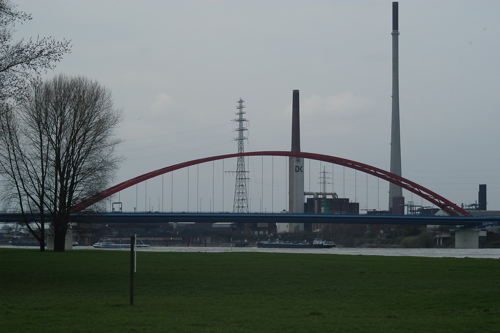 Brücke der Solidarität - Rheinbrücke zwischen Rheinhausen und Hochfeld in Duisburg (2006)
