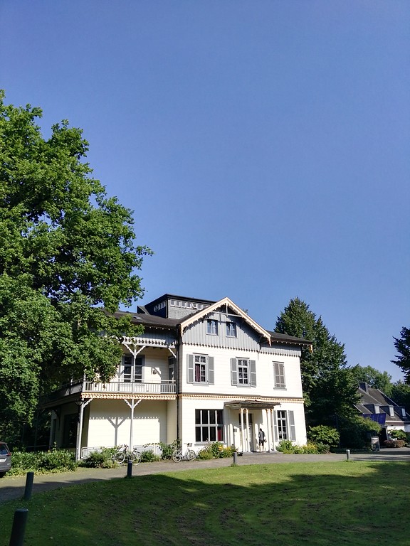 Frontansicht der Villa Wuppermann im Sommer 2017