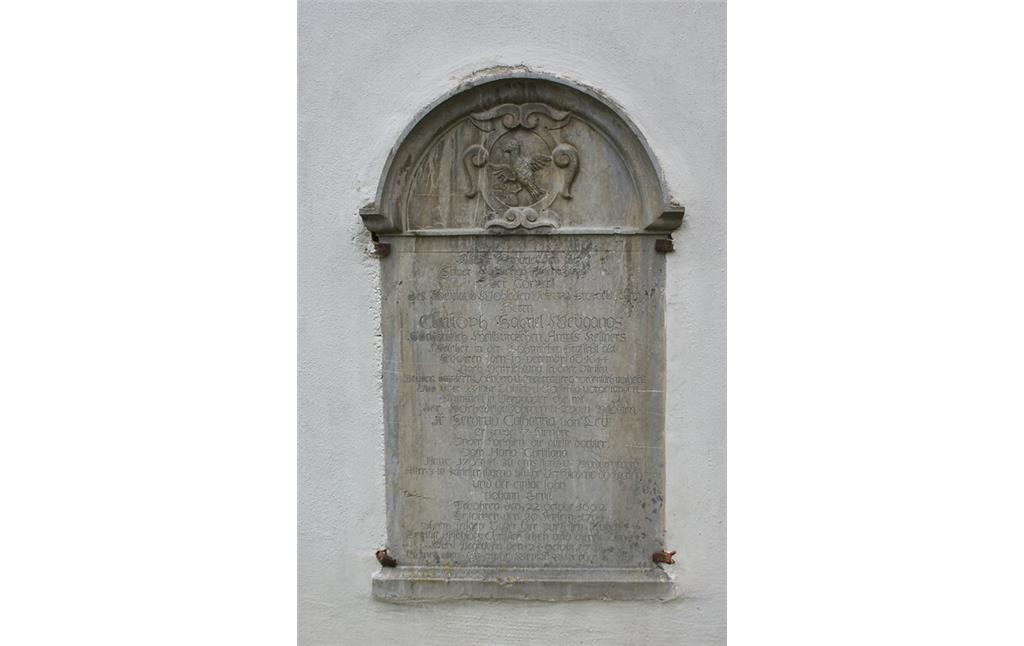Grabmal aus Lahnmarmor an der Kirchmauer in Löhnberg (2020)