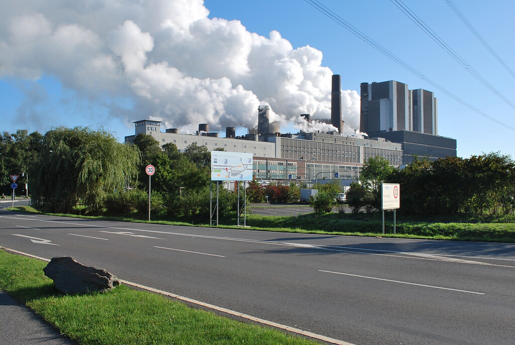 Braunkohlenkraftwerk Weisweiler (RWE) mit den zwei  jüngsten Kraftwerksblöcken von 2006 (2015)