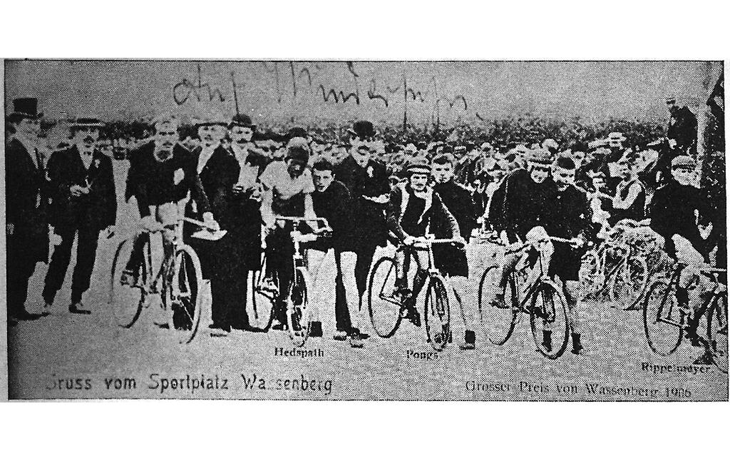 Historische Aufnahme "Gruss vom Sportplatz Wassenberg" vom Start zum am 26. August 1906 ausgetragenen Radrennen "Großer Preis von Wassenberg" auf der Rad- und Motorradrennbahn Wassenberg.