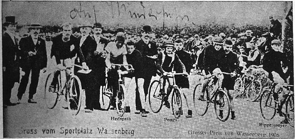Historische Aufnahme "Gruss vom Sportplatz Wassenberg" vom Start zum am 26. August 1906 ausgetragenen Radrennen "Großer Preis von Wassenberg" auf der Rad- und Motorradrennbahn Wassenberg.
