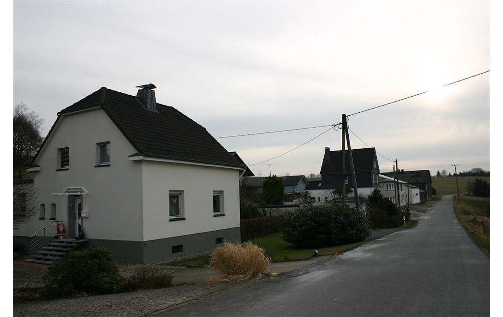 Blick entlang der Straße zur jüngeren Bebauung im Weiler Eich, ehemals "Unterste Eiche", später "In den Poulen" (2008)