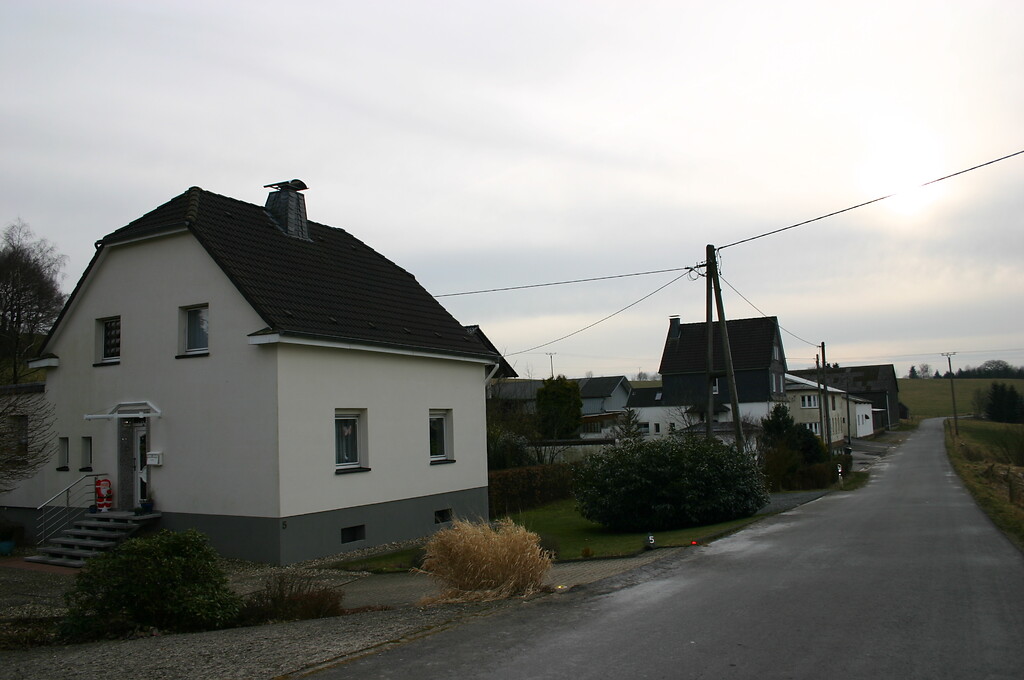 Blick entlang der Straße zur jüngeren Bebauung im Weiler Eich, ehemals "Unterste Eiche", später "In den Poulen" (2008)