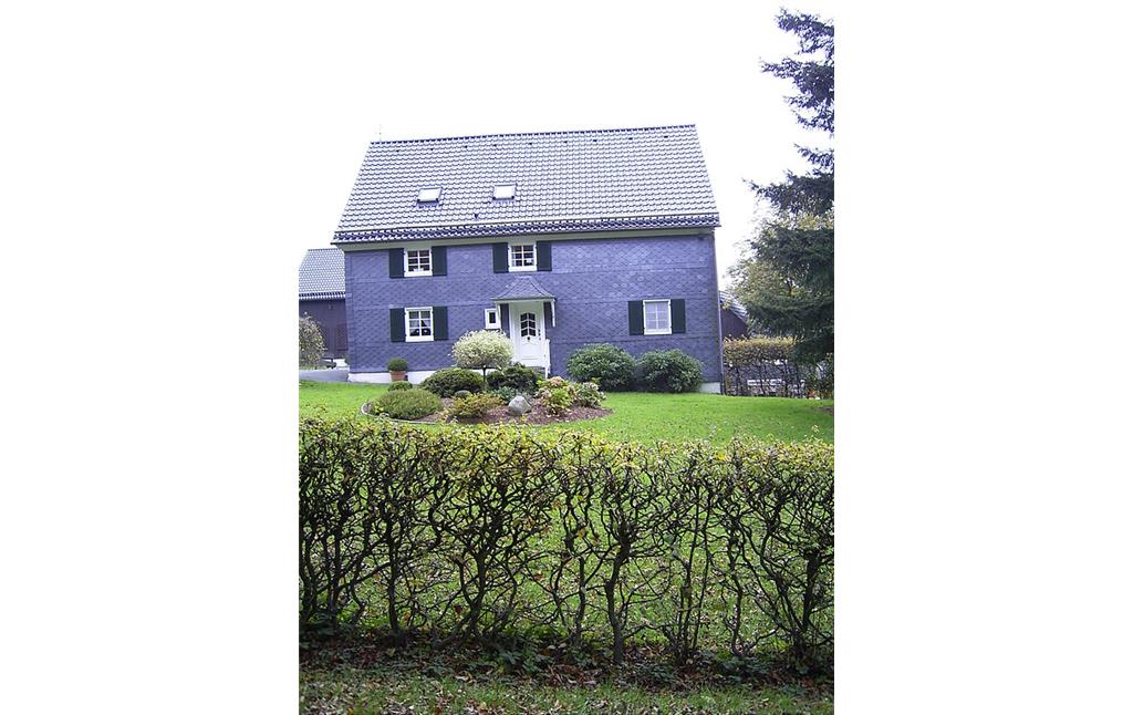 Verschieferte Traufseite eines Fachwerkhauses mit Hausgarten in Röttgen (2007)