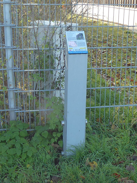 Abbildung 1: Stele und Hinweistäfelchen zur Erzählstation 7 Wasserturm (2019)