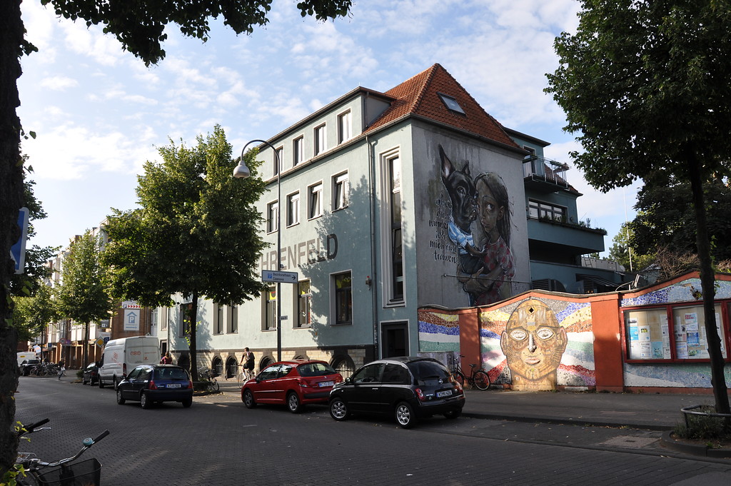 Verwaltungsgebäude der Bleifarbenfabrik Leyendecker in Köln-Ehrendeld (2019), Nordansicht mit Teil der ehemaligen Werksmauer.