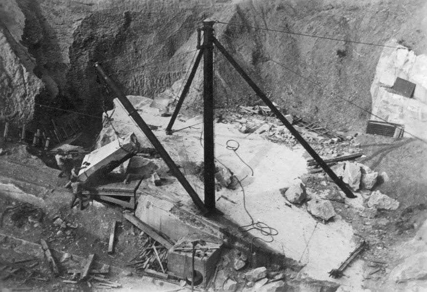 Historische Aufnahme der Bergung eines Blocks im Steinbruch Wirbelau