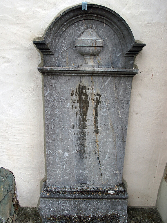 Grabdenkmal aus Lahnmarmor an der Friedhofskirche von St. Georgen (2020)