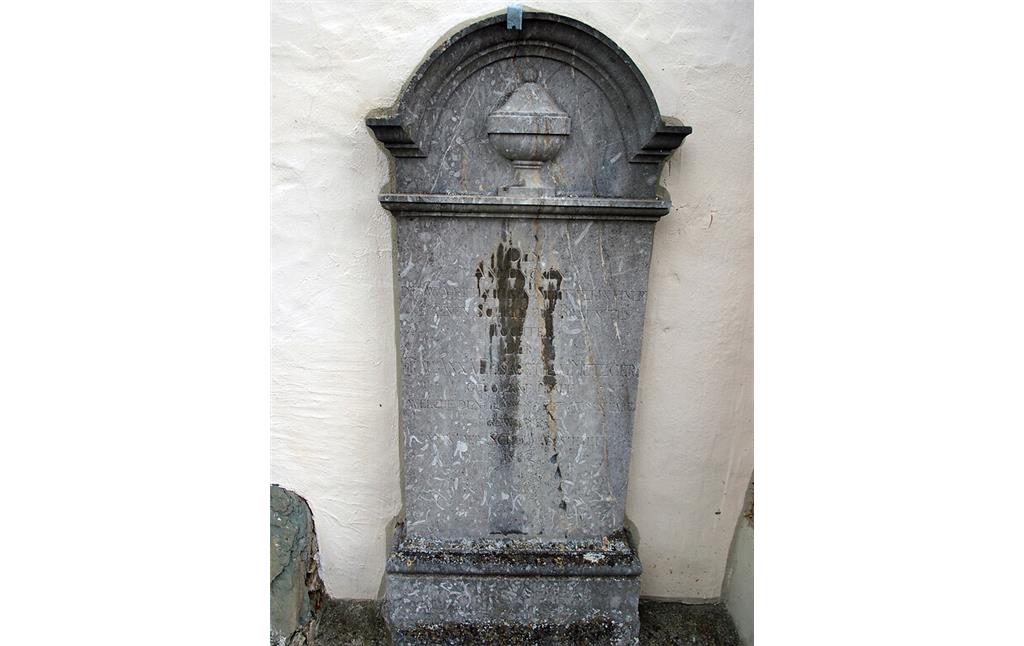 Grabdenkmal aus Lahnmarmor an der Friedhofskirche von St. Georgen (2020)