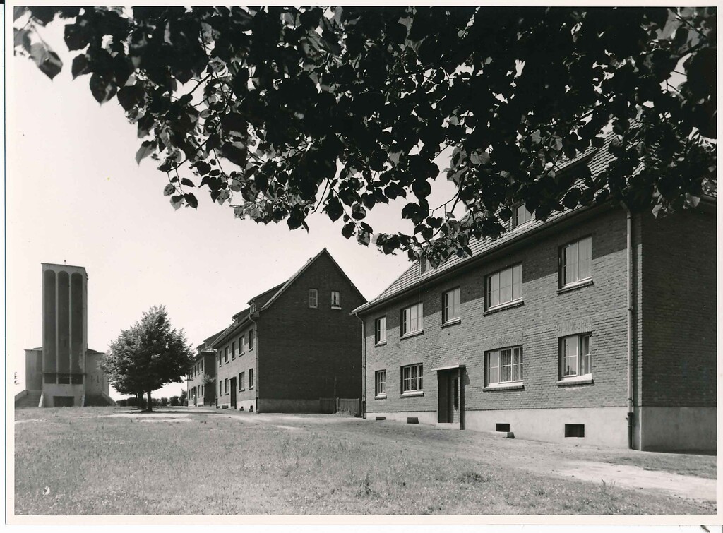 Werkshäuser und Erlöserkirche an der Carolus-Magnus-Allee in der Werkssiedlung Palenberg in den 1950er Jahren
