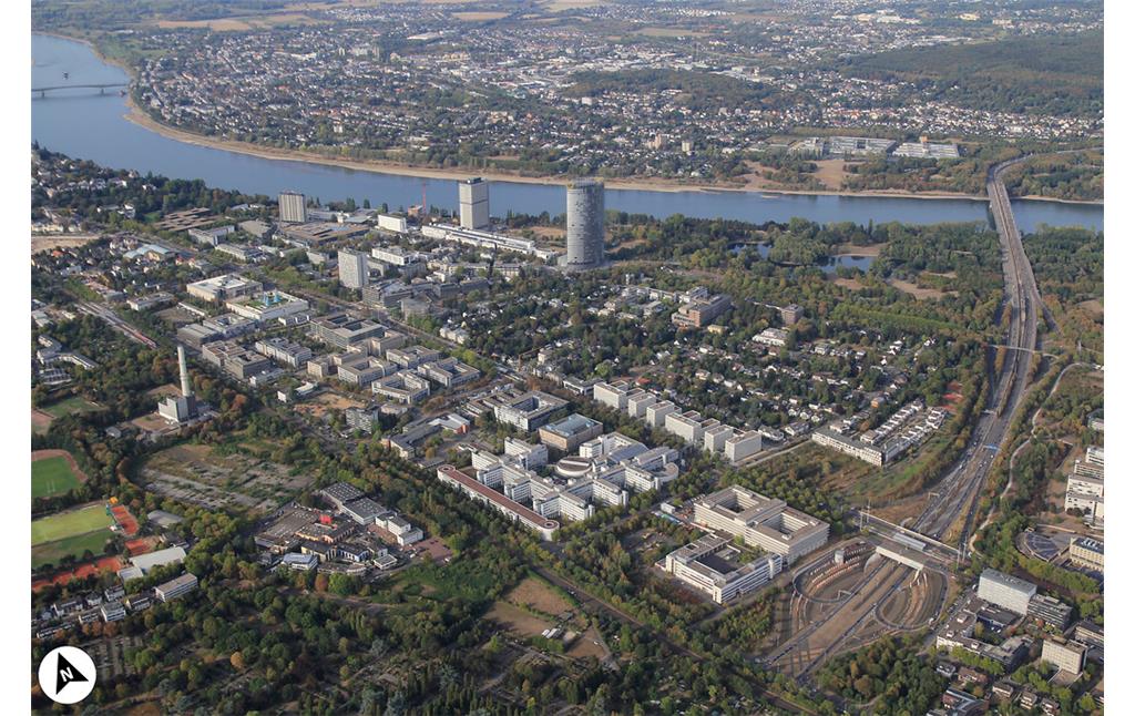 Luftbildaufnahme des Bonner Regierungsviertels mit Nordpfeil (2018).