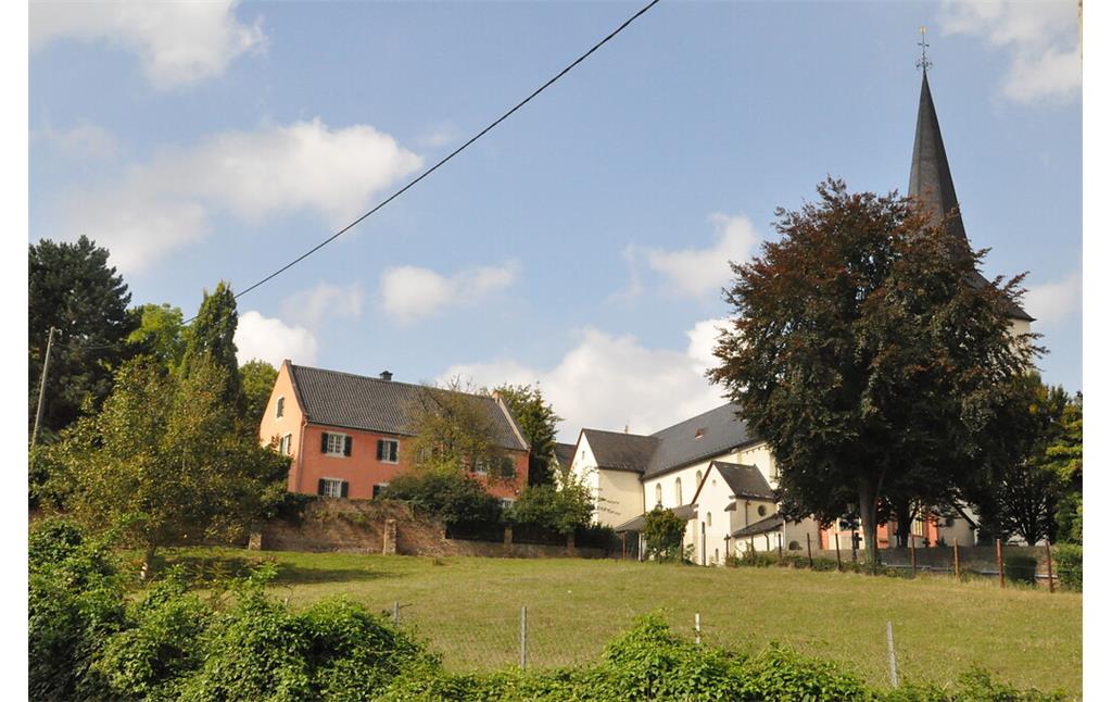 Kirche und Pfarrhaus Walberberg (2014)
