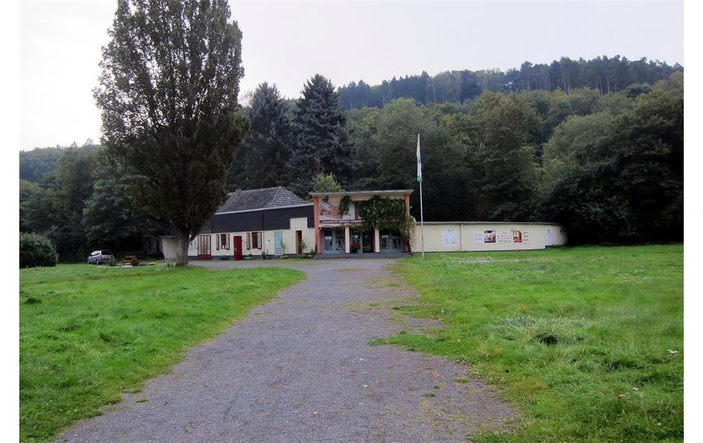 Die Trinkhalle und das Gebäude des Technikmuseums Bad Bodendorf im dortigen Kurpark (2014)