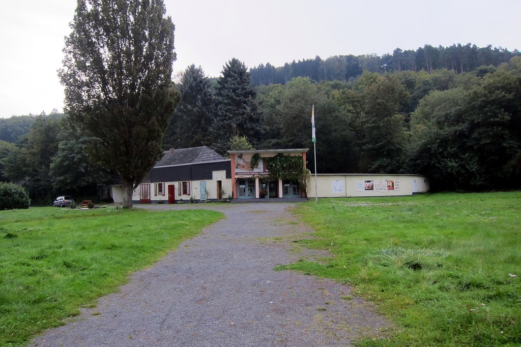 Die Trinkhalle und das Gebäude des Technikmuseums Bad Bodendorf im dortigen Kurpark (2014)