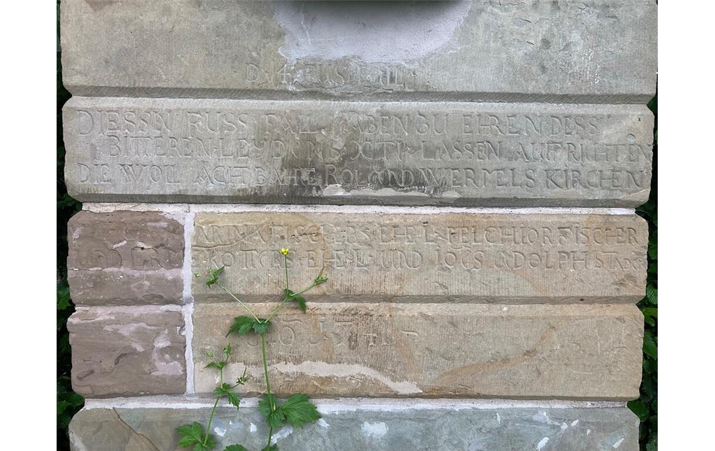 Inschrift auf der Station Nr. 4 des Fußfallwegs von Overath nach Marialinden (2021)