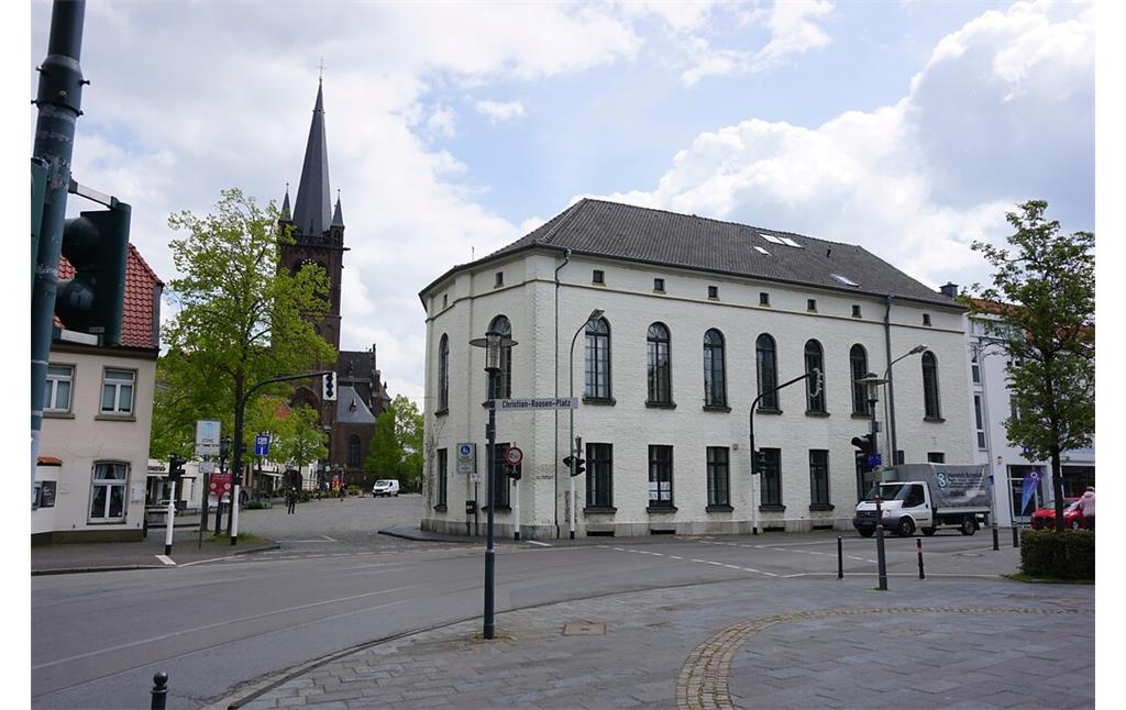 Historischer Ortskern Hüls (2021). Rathaus von 1845/1846, links davon stand das ehemalige Mühlentor.