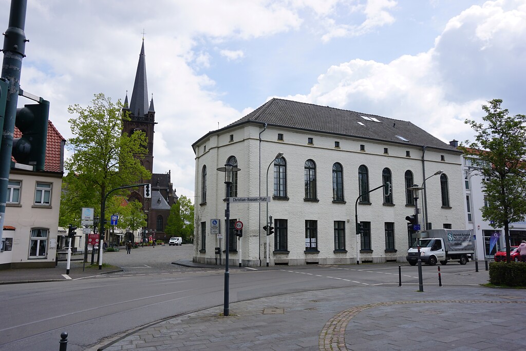 Historischer Ortskern Hüls (2021). Rathaus von 1845/1846, links davon stand das ehemalige Mühlentor.