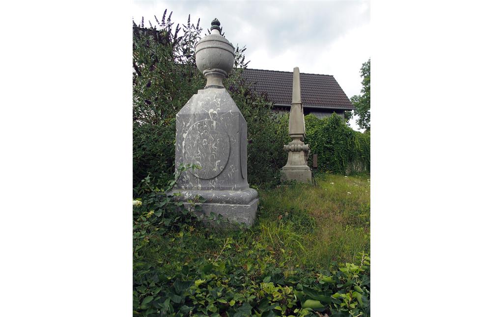 Grabdenkmale aus Lahnmarmor auf dem Friedhof von St. Georgen (2020)