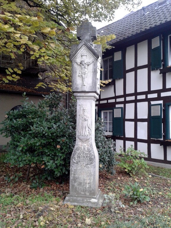 Vierheiligenkreuz neben dem Hemmesser Dom (2015)