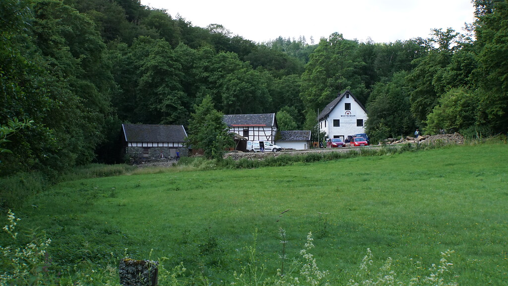 Fachwerk und Bruchsteingebäude der Mestrenger Mühle im Kall-Tal (2021)