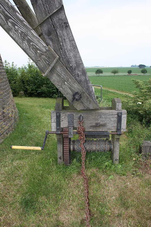 Grottenhertener Windmühle: Mit dem Krühwerk dreht man die Mühlenhaube "in den Wind" und sichert sie sturmfest (2014)