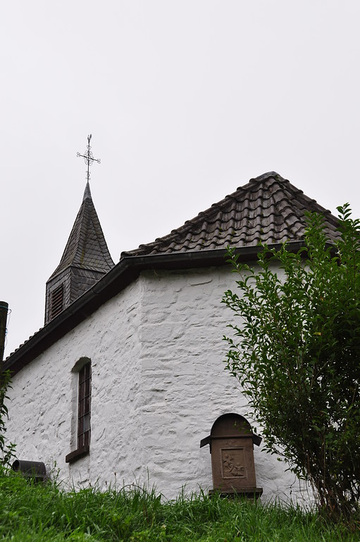 Rückseite der Kapelle in Vordermühle mit einer Kreuzwegstation (2013)