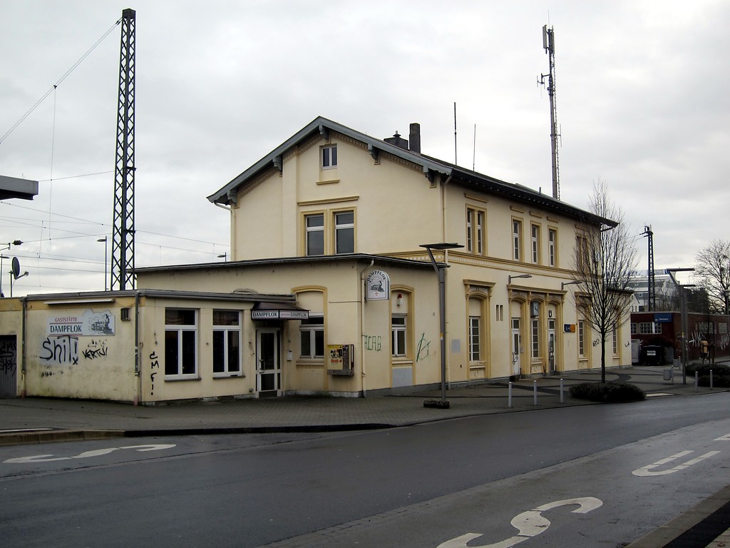 Empfangsgebäude des Bahnhofs Sinzig vom Bahnhofsvorplatz aus gesehen (2014)
