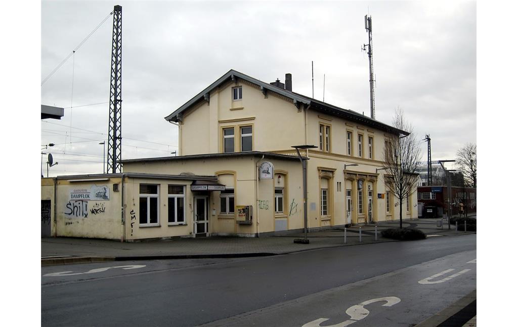 Empfangsgebäude des Bahnhofs Sinzig vom Bahnhofsvorplatz aus gesehen (2014)
