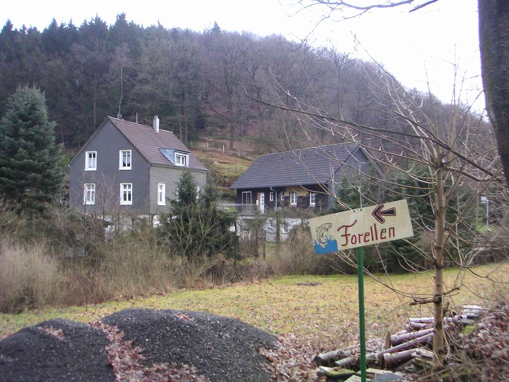 Die Siedlung Neuenhammer besteht heute aus zwei verschieferten Gebäuden  (2008)