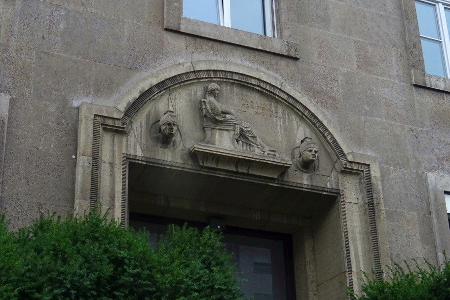 Die "kleine" Agrippina - Relief am Eingang Oppenheimstraße 4 in Köln Neustadt-Nord (2020)