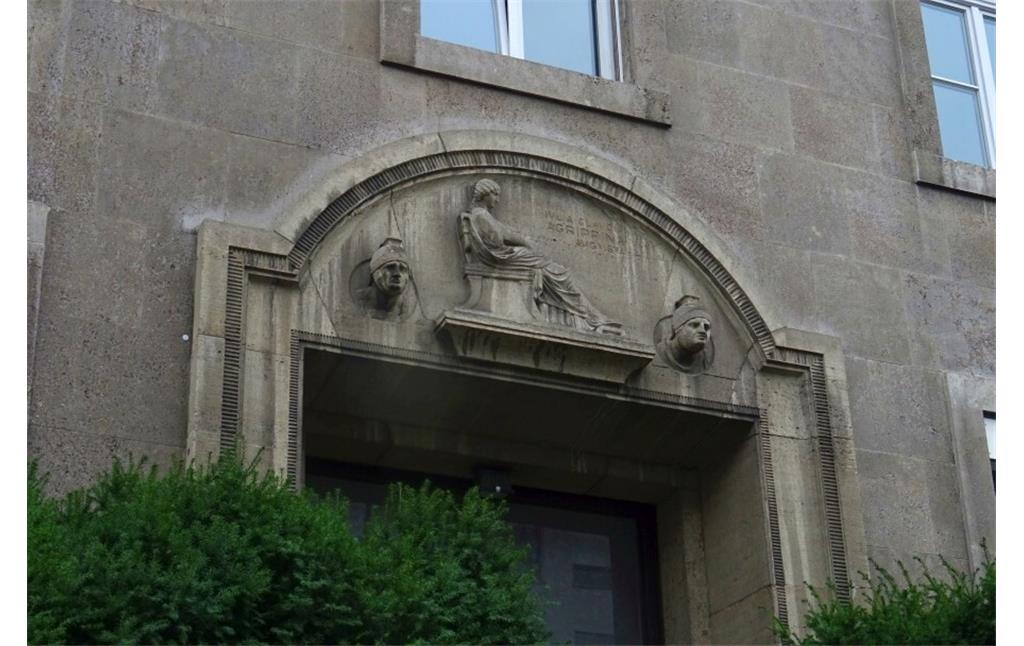 Die "kleine" Agrippina - Relief am Eingang Oppenheimstraße 4 in Köln Neustadt-Nord (2020)