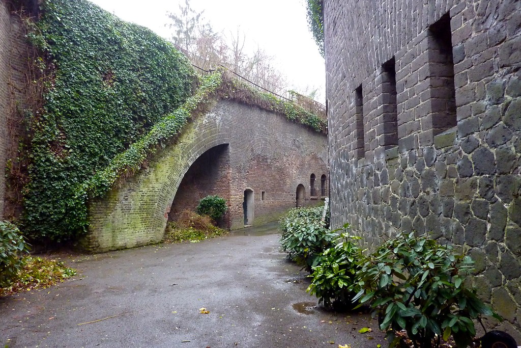 Teile der Umwallungs- und Befestigungsanlage des Fort X in Köln (2014)