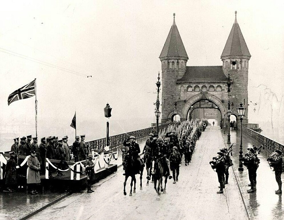 Historische Aufnahme von 1918: Eine Parade alliierter Soldaten des britischen Militärs auf der Alten Bonner Rheinbrücke.