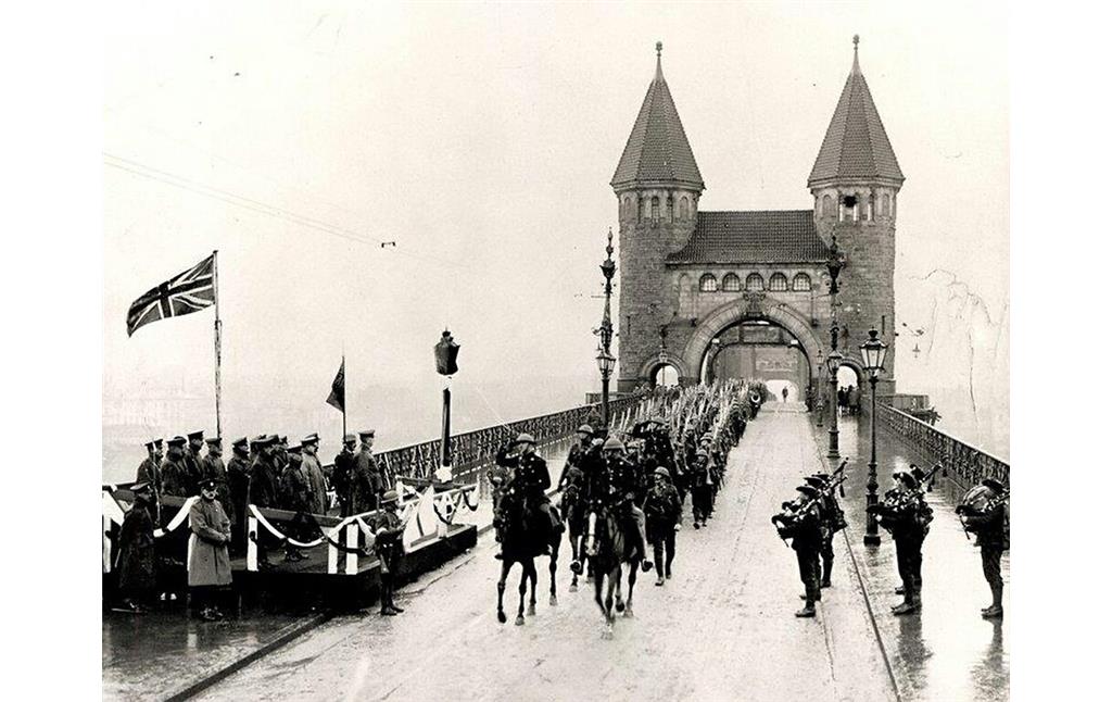 Historische Aufnahme von 1918: Eine Parade alliierter Soldaten des britischen Militärs auf der Alten Bonner Rheinbrücke.