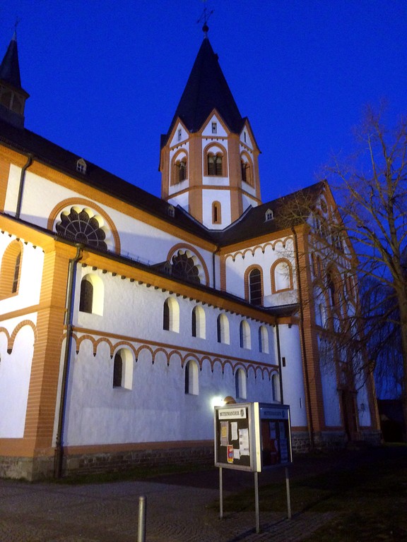 Teilansicht der Pfarrkirche St. Peter in Sinzig in der Abenddämmerung (2016)